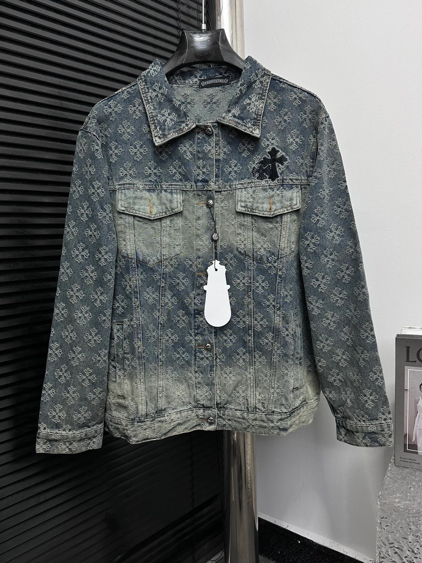 🅿️370 【ChromeHearts】ChromeHearts Steel-stamped classic Sanskrit all-over jacquard hot-drilled denim jacket for men and women New ChromeHearts Sanskrit-printed custom-made fabric jacket Gradient color wash, hot-drilled cross denim jacket on the back A very heavy-duty one. The top is made of heavy weight. Presbyopia can be worn when going out in early autumn. The denim fabric can be directly machine washed without deformation. It is also very high-end when washed and aged. Power-style wear, take photos and take them into the mirror. The gradient color is super high-end 💕 Size: s-xl